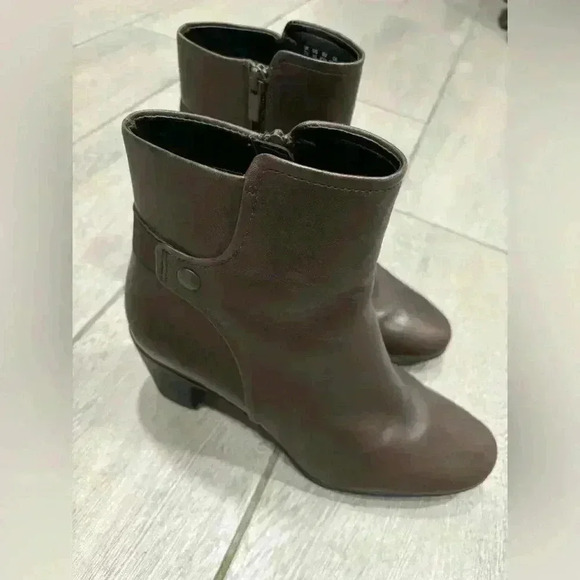 Clarks Women Lucette Jewel Dark Brown Leather Ankle Boots Rubber Sole Size 10 - Picture 7 of 10